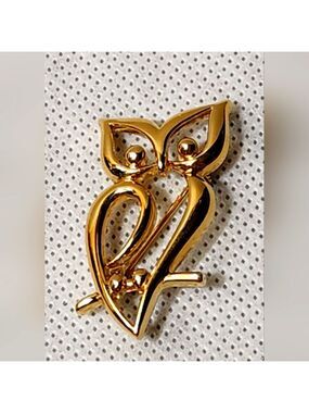Vintage Signed Crown TRIFARI Gold Tone Elegant Open Work Owl Brooch Pin